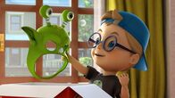 Super Wings – Riley hat eine Monstermaske für seinen ersten Film bestellt. Er ist Regisseur.