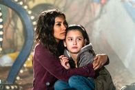 Sleepy Hollow – Diana (Janina Gavankar, l.); Junges Mädchen (Devon Lane Tresan, r.)