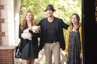 American Horror Story – Wird das ihr neues Zuhause? Vivien (Connie Britton, l.) und Violet (Taissa Farmiga, r.) sind von dem alten Herrenhaus anfangs nicht so begeistert wie Ben (Dylan McDermott, M.) ...; Wird das ihr neues Zuhause? Vivien (Connie Britton, l.) und Violet (Taissa Farmiga, r.) sind von dem alten Herrenhaus anfangs nicht so begeistert wie Ben (Dylan McDermott, M.) ...