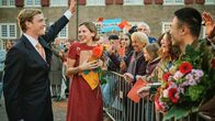 Maxima – Nach der Pressekonferenz werden Willem-Alexander (Martijn Lakemeier) und Maxima (Delfina Chaves) von einer jubelnden Menge empfangen.