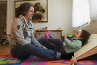 Reporter – Durch die Maschen des Sozialversicherungssystems gefallen. Christina Schönholzer mit ihrer Tochter Mira.