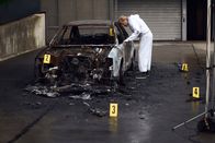 SOKO Wien – Spurensicherer Franz Wohlfahrt (Helmuth Bohatsch) ist am ausgebrannten Auto zugange.