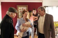 Rentnercops – Als Edwin (Tilo Prückner, l.) und Günter (Wolfgang Winkler, r.) Brenners Witwe (Hannah von Peinen, M.) vom Tod ihres Mannes unterrichten, hat diese ihn noch gar nicht vermisst. Als Vertreter war er ständig unterwegs und hat seine Frau und die vier Töchter (mit Tabea Willemsen, h.l. und Emmi Charlotte Hoffmann, h.r.) so gut wie nie gesehen.