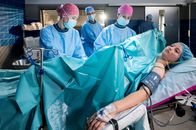 In aller Freundschaft - Die jungen Ärzte – Die Ärztinnen Julia Berger (Mirka Pigulla, l.) und Karin Patzelt (Marijam Agischewa, 2.v.r. mit Komprsin, h.) operieren den verletzten Arm der jungen Patientin Vittoria Saltini (Mila Böhning, r.).
