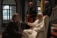 Hindafing – Pfaffinger (Jockel Tschiersch, links) wird vom Papst (Wulf Schmid Noerr, 2. von rechts) gesegnet.