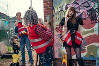 The Outlaws – Zu Gregs (Stephen Merchant, l.) und Myrnas (Clare Perkins, M.) Erstaunen hat sich auch die berühmte Influencerin Lady Gabby (Eleanor Tomlinson, r.) Sozialstunden eingehandelt. Doch das hält Gabby nicht davon ab, für ihre Follower da zu sein.
