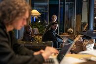 The Bank Hacker – Jeremy (Tijmen Govaerts, l.) muss sich als neues Bandenmitglied vor Souleymane (Claude Musungayi, 2.v.l.), Ada (Ella-June Henrard, M.) und Prince (Manuel Broekman, r.) beweisen und sein Können als Hacker demonstrieren.