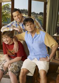 Two and a Half Men – Charlie (Charlie Sheen, r.), Alan (Jon Cryer, M.) und Jake (August T. Jones, l.) ...