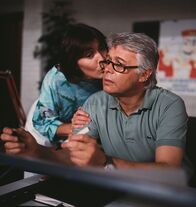 Ich heirate eine Familie – Angi (Thekla Carola Wied) verabschiedet sich von Werner (Peter Weck), der wieder einmal behauptet, dass es ihm nicht gutgehe.