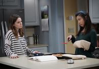 Last Man Standing – Eve Baxter (Kaitlyn Dever, l.); Jen (Krista Marie Yu, r.)