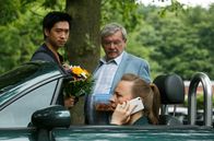 Rentnercops – Krankenbesuch: Hui Ko (Aaron Le, l.), Günter (Wolfgang Winkler, M.) und ihre Chefin Vicky Adam (Katja Danowski, r.) wollen Edwin im Krankenhaus besuchen.