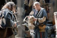 Rom am Rhein – Der römische Veteran Marcus (Stoyan Aleksiev, re.) macht auch Geschäfte mit germanischen Händlern (Petyo Cekov, li.).