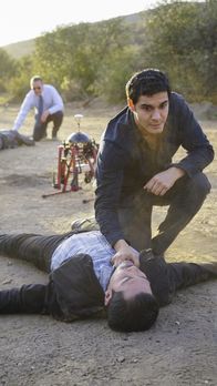 Scorpion – Erkennen Walter (Elyes Gabel, oben) und sein Team zu spät, dass die Drogenschmuggler besser ausgestattet und organisiert sind als gedacht?