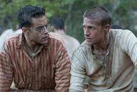 Papillon – Aus der Zweckgemeinschaft im Gefängnis entwickelt sich eine Freundschaft zwischen Louis Dega (Rami Malek, l.) und Papillon (Charlie Hunnam, r.).