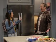 Last Man Standing – Jen (Krista Marie Yu, l.); Mike Baxter (Tim Allen, r.)
