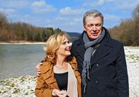 Sturm der Liebe – ARD STURM DER LIEBE FOLGE 1537 Uhr im ERSTEN. André (Joachim Lätsch, r.) schafft es nicht, Nicola (Kerstin Gähte, l.) um ein Darlehen zu bitten.