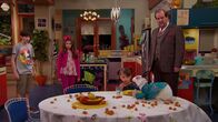 Die Thundermans – L-R: Billy Thunderman (Diego Velazquez), Nora Thunderman (Addison Riecke), Chloe Thunderman (Maya Le Clark), Dr. Colosso, Supermanny (Dominic Burgess)