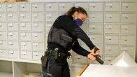 Werktags-Helden – Beim Laden ihrer Dienstwaffen richten sie die Läufe auf die Öffnung einer speziellen Box. Zur Sicherheit, falls sich trotz aller Vorsicht ein Schuss lösen sollte. Im Bild Anja Strigl.