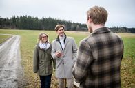 Sturm der Liebe – Als Paul (Sandro Kirtzel, M.) Josie (Lena Conzendorf, l.) um ein privates Treffen bittet, kommt Henning (Matthias Zera, r.) hinzu.