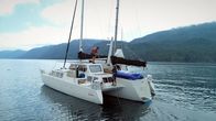 Die Sprache der Tiere – Trimaran mit Forschern an Bord: Vor Beginn der Ausfahrt werden die Unterwasser-Mikrofone in Stellung gebracht.