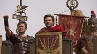 Gladiator II – Darius (Alec Utgoff, l.) und General Acacius (Pedro Pascal. m.)