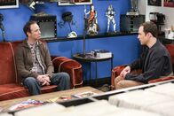 The Big Bang Theory – (v.li.) Kevin Sussman (Stuart), Jim Parsons (Sheldon Cooper).