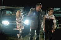 Red Light – Ingmar (Geert Van Rampelberg, Mi.) und Rocco (Jonas Vermeulen, re.) zeigen der Prostituierten Imana ihre Grenzen auf und verprügeln sie. Sylvia (Carice van Houten, li.) sieht dabei zu.