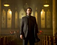 John Wick – Eine kompromisslose Killermaschine auf Rachefeldzug, die sich auch nicht scheut, ihre Gegner in einer Kirche auszumerzen: John Wick (Keanu Reeves) ...
