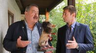 Die Rosenheim-Cops – Ein Wolpertinger spielt im aktuellen Fall von Kommissar Hofer (Joseph Hannesschläger, l.) und Hansen (Igor Jeftic, r.) eine zentrale Rolle.