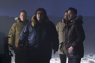 Scorpion – Nachdem die US Regierung ihnen keine Unterstützung zukommen lassen will, müssen Cabe (Robert Patrick, l.), Sylvester (Ari Stidham, 2.v.l.), Mark (Joshua Leonard, 2.v.r), Toby (Eddie Kaye Thomas, r.) und der Rest des Teams Scorpion alleine die Menschheit retten ...