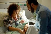 Großstadtrevier – Harry Möller (Maria Ketikidou, l.) ist froh, das Can (Adnan Maral, r.) bei der Geburt ihres gemeinsamen Baby dabei war.