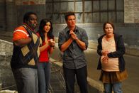 Disaster Movie – v.l.n.r.) Calvin (Gary 'G. Thang' Johnson), Juney (Crista Flanagan), Will (Matt Lanter) und Lisa (Kim Kardashian) heute Nacht alles erleben müssen, ist nicht zu toppen: Da löschen herabstürzende Meteoriten ganze Beziehungen aus, Erdbeben lassen neben solide gebauten Oberflächen auch beachtliche Oberweiten erzittern und heftige Tornados bringen selbst den besten Damenfriseur an den Rand der Verzweiflung ...