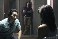 Hawaii Five-0 – Steve (Alex O'Loughlin, M.) und Chin (Daniel Dae Kim, l.) können es nicht fassen, denn es sieht so aus, als würde Kono (Grace Park, r.) mit Gangsterboss Delano unter einer Decke stecken ...