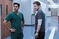 Atlanta Medical – Sie haben eine Idee: (l-r) Manish Dayal als Devon Pravesh, Matt Czuchry als Conrad Hawkins