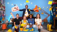 Checker Tobi – Tobi mit Kindern aus dem Kinder-Check in der Checkerbude.
