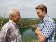 In aller Freundschaft – Martin Stein (Bernhard Bettermann, rechts) und Otto Stein (Rolf Becker), die jedes Jahr am Todestag von Martins Mutter gemeinsam etwas unternehmen, fahren diesmal in die Walachei zelten.