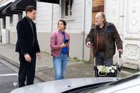 Der Staatsanwalt – Oberkommissar Alexander Witte (Jannik Mioducki, l.) und Hauptkommissarin Julia Schröder (Anika Baumann, M.) treffen im Rahmen ihrer aktuellen Ermittlungen auf Paul Salzner (Paul Faßnacht, r.).