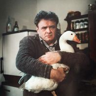 Die Weihnachtsgans Auguste – Dietrich Körner als Kammersänger Löwenhaupt mit Gans Auguste.