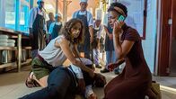 Die Inselärztin – Einsatz für Filipa (Anja Knauer): Der Kellner Jimmy (Selam Tadese) ist zusammengebrochen. Stella (Dennenesch Zoudé) ruft den Rettungswagen.; ARD Degeto DIE INSELÄRZTIN - NEUSTART AUF MAURITIUS Uhr im ERSTEN. Einsatz für Filipa (Anja Knauer): Der Kellner Jimmy (Selam Tadese) ist zusammengebrochen. Stella (Dennenesch Zoudé) ruft den Rettungswagen.