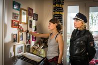 Notruf Hafenkante – Melanie (Sanna Englund, r.) kann verstehen, dass Melody (Tabea Bettin, l.) sich große Sorgen um ihre fünfjährige Tochter Antonia macht, die spurlos verschwunden ist.