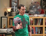 The Big Bang Theory – Nach einer bahnbrechenden wissenschaftlichen Entdeckung, an der er nicht beteiligt war, beginnt Sheldon (Jim Parsons) daran zu zweifeln, ob seine eigene Forschung wirklich sinnvoll ist ...