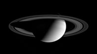 Spacetime – Diese Darstellung zeigt den Gasplaneten Saturn, der von der Sonne gut 1,43 Milliarden Kilometer entfernt ist. Die beiden Riesen, Saturn und Jupiter, haben die Entwicklungsgeschichte unseres Sonnensystems maßgeblich bestimmt.