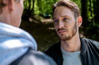 Tatort – L-R: Adam Schürk (Daniel Sträßer) und Leo Hölzer (Vladimir Burlakov) treffen sich am Fluss – ein Geheimtreffen?