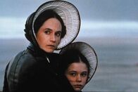 Das Piano – Als viktorianische Frauen sind Mutter Ada (Holly Hunter) und Tochter Flora (Anna Paquin) der streng behütete Besitz ihres Ehemanns, bzw. Stiefvaters.