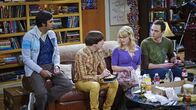 The Big Bang Theory – Es ist Thanksgiving und Howard (Simon Helberg, 2.v.l.), Bernadette (Melissa Rauch, 2.v.r.), Raj (Kunal Nayyar, l.) und Sheldon (Jim Parsons, r.) haben unterschiedliche Pläne für den Feiertag ...