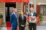Sturm der Liebe – . Erik (Sven Waasner, l.), Vanessa (Jeannine Gaspár, M.) und Christoph (Dieter Bach, r.) warten vergeblich auf den Hollywoodstar Dexter Torrence.
