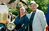 Inspector Barnaby – Pfarrer Wentworth (Richard Briers, r.) und Dr. Barbara Henson (Mossie Smith, l.) genießen das mittelalterliche Dorffest in Badger's Drift.