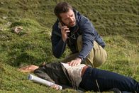 Der Bergdoktor – Katja Becker (Elisabeth Baulitz) bricht in den Armen ihres Mannes Nils (Björn von der Wellen) zusammen.