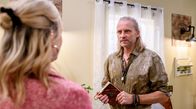 Sturm der Liebe – Michael (Erich Altenkopf, r.) fällt auf, dass er beim Ritual mit Greta (Laura Osswald, l.) einen Fehler gemacht hat.