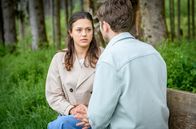 Sturm der Liebe – Maxi (Katharina Scheuba, hinten) ahnt nicht, dass Henry (Elias Reichert, vorne) auf Abstand geht, um sie zu schützen.